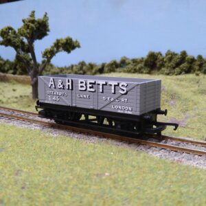 R60049 HORNBY RAILROAD 7 PLANK OPEN WAGON 'A & H BETTS'