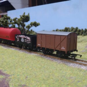 R60048 HORNBY RAILROAD MIXED TRIPLE WAGON PACK 1x TANKER 1x PLANK WAGON 1x VAN