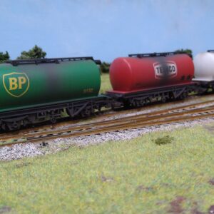 R6891 HORNBY RAILROAD TRIPLE FUEL TANKER WAGON PACK PROFESSIONALLY WEATHERED
