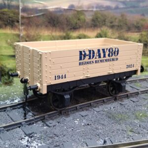 7F-052-015 DAPOL 5 PLANK OPEN WAGON D DAY 80TH ANNIVERSARY