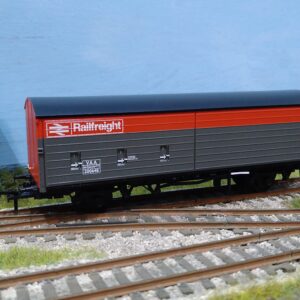 38-128A BACHMANN BR RAILFREIGHT 35T VAA SLIDING DOOR BOX VAN RED GREY 200648