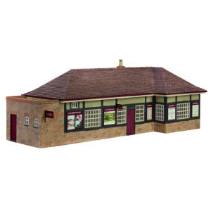 44-1013A BACHMANN SCENECRAFT RURAL STATION MAROON & CREAM