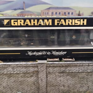 PRE OWNED 372-300 GRAHAM FARISH BR MERCHANT NAVY LINED GREEN EARLY CREST 4-6-2 'BRITISH INDIA LINE' 35018