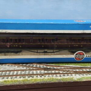 PRE OWNED 52251 AIRFIX LMS 57FT LAV COMPOSITE NON CORRIDOR COACH 19195