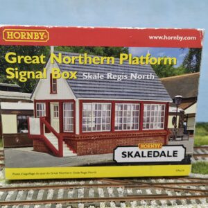 PRE OWNED R9634 HORNBY SKALEDALE GREAT NORTHERN PLATFORM SIGNAL BOX SKALE REGIS NORTH