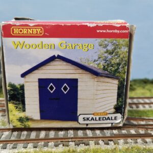 PRE OWNED R8552 HORNBY SKALEDALE WOODEN GARAGE