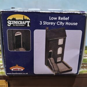 PRE OWNED 44-217 BACHMANN SCENECRAFT LOW RELIEF 3 STOREY CITY HOUSE