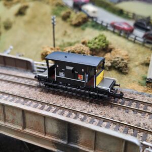 377-532 GRAHAM FARISH BR RAILFREIGHT DISTRIBUTION 20 TON CAR BRAKE VAN B954812